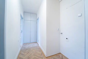 Vstupní chodba s úložnými prostory - Prodej bytu 3+1 v osobním vlastnictví 58 m², Bečváry