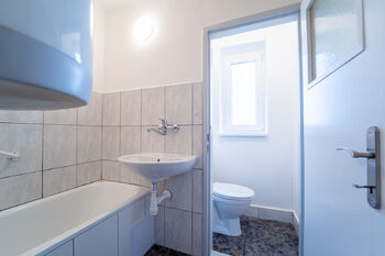 Koupelna s WC - Prodej bytu 3+1 v osobním vlastnictví 58 m², Bečváry