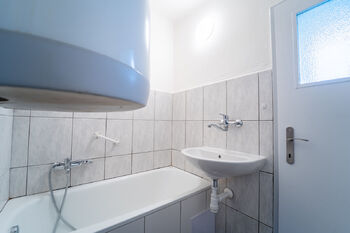 Koupelna s WC - Prodej bytu 3+1 v osobním vlastnictví 58 m², Bečváry