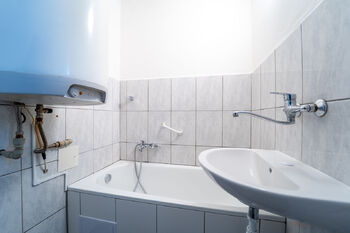Koupelna s WC - Prodej bytu 3+1 v osobním vlastnictví 58 m², Bečváry