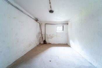 Sklep vyhrazený k bytu - Prodej bytu 3+1 v osobním vlastnictví 58 m², Bečváry