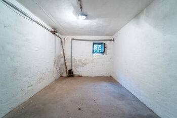 Sklep vyhrazený k bytu - Prodej bytu 3+1 v osobním vlastnictví 58 m², Bečváry