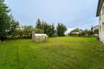 Pohled na zahradu za domem - Prodej bytu 3+1 v osobním vlastnictví 58 m², Bečváry