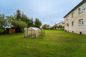 Pohled na zahradu za domem - Prodej bytu 3+1 v osobním vlastnictví 58 m², Bečváry