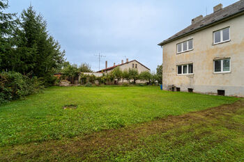 Pohled na zahradu za domem - Prodej bytu 3+1 v osobním vlastnictví 58 m², Bečváry