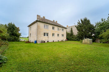 Pohled na dům - Prodej bytu 3+1 v osobním vlastnictví 58 m², Bečváry