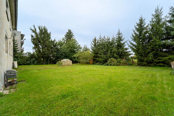 Pohled na zahradu za domem - Prodej bytu 3+1 v osobním vlastnictví 58 m², Bečváry