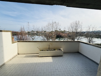 balkon vedoucí z kuchyně  - Prodej bytu 2+kk v osobním vlastnictví 61 m², Silvi