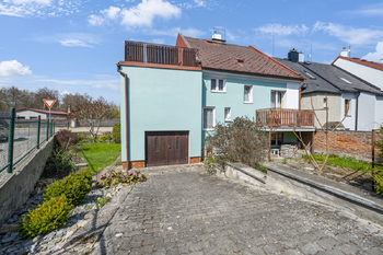 vjezd do garáže - Prodej domu 150 m², Jindřichův Hradec