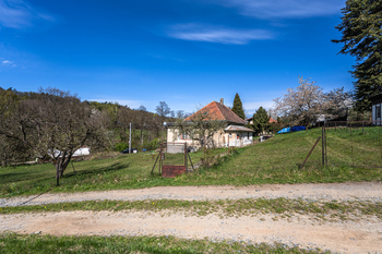 Druhý přístup na pozemek - Prodej pozemku 2100 m², Mnichovice