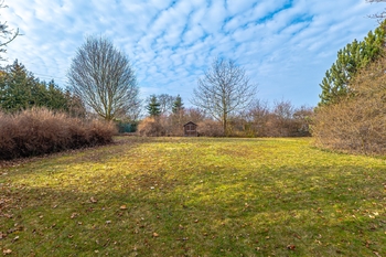 Prodej pozemku 1391 m², Praha 6 - Suchdol