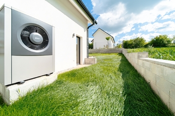 zadní pohled na tepelné čerpadlo - Prodej domu 138 m², Lysice