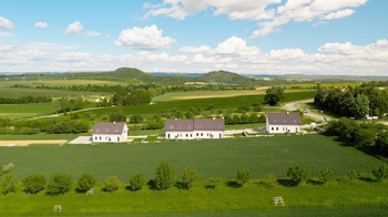 pohled na rodinné domy - Prodej domu 138 m², Lysice