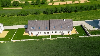 pohled z dronu foto 1 - Prodej domu 138 m², Lysice
