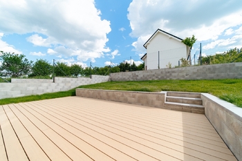 terasa před domem foto 2 - Prodej domu 138 m², Lysice