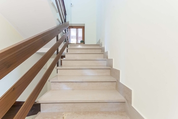 schodiště do prvního patra - Prodej domu 570 m², Roseto degli Abruzzi