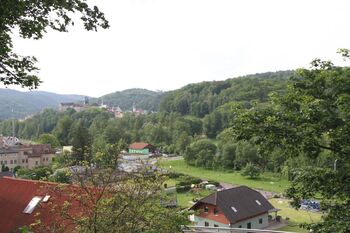 Výhled z pozemku na hrad - Prodej pozemku 1138 m², Loket