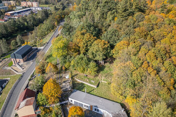 Pohled na pozemek z dronu - Prodej pozemku 1138 m², Loket