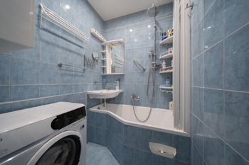 Koupelna - Prodej bytu 2+1 v osobním vlastnictví 69 m², Praha 3 - Žižkov