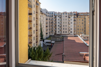 Pohled z ložnic do vnitrobloku  - Prodej bytu 2+1 v osobním vlastnictví 69 m², Praha 3 - Žižkov