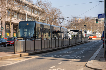 Tramvajová zastávka pár minut od domu - Prodej bytu 2+1 v osobním vlastnictví 69 m², Praha 3 - Žižkov