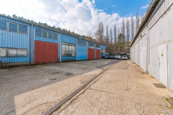 exteriér haly - Prodej pozemku 2749 m², Nová Dubnica