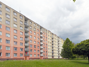 Pohled na zadní část domu - Prodej bytu 2+1 v osobním vlastnictví 63 m², Chodov