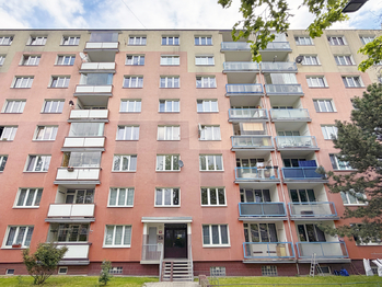 Pohled na přední část domu - Prodej bytu 2+1 v osobním vlastnictví 63 m², Chodov