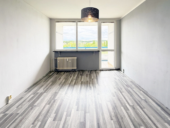 Obývací pokoj s balkonem - Prodej bytu 2+1 v osobním vlastnictví 63 m², Chodov