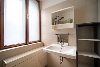 Koupelna - Prodej domu 188 m², Praha 9 - Hloubětín