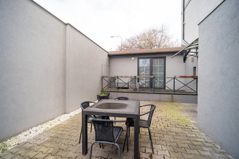 Terasa k bytu v suterénu - Prodej domu 188 m², Praha 9 - Hloubětín