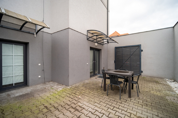 Terasa k bytu v suterénu - Prodej domu 188 m², Praha 9 - Hloubětín