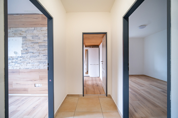 hala - Prodej domu 188 m², Praha 9 - Hloubětín