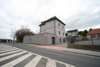 Pohled z ulice - Prodej domu 188 m², Praha 9 - Hloubětín