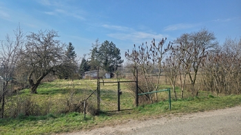 Pohled do zahrady od přístupové cesty - Pronájem pozemku 1499 m², Přerov