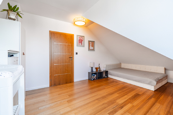 Pokoj ve spodním patře - Prodej bytu 3+kk v osobním vlastnictví 110 m², Praha 10 - Vršovice