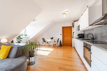 Jídelna s kuchyní - Prodej bytu 3+kk v osobním vlastnictví 110 m², Praha 10 - Vršovice