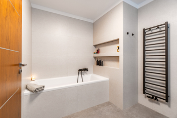 Koupelna s vanou - Prodej bytu 3+kk v osobním vlastnictví 110 m², Praha 10 - Vršovice