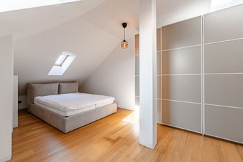 Ložnice v horním patře - Prodej bytu 3+kk v osobním vlastnictví 110 m², Praha 10 - Vršovice