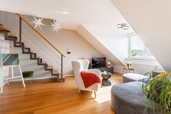 Obývací pokoj se schodištěm - Prodej bytu 3+kk v osobním vlastnictví 110 m², Praha 10 - Vršovice