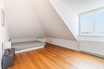 Pokoj ve spodním patře - Prodej bytu 3+kk v osobním vlastnictví 110 m², Praha 10 - Vršovice