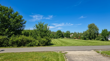 pohled z cesty od bytovek - Prodej pozemku 1273 m², Rybniště