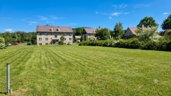 pohled od zadní části pozemku k cestě - Prodej pozemku 1273 m², Rybniště