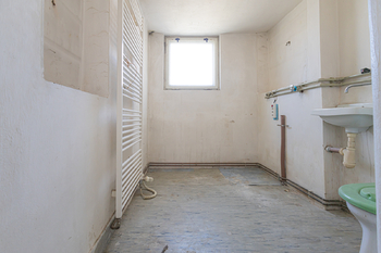 Toaleta mezipatro - Prodej domu 177 m², Kolín