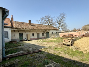 Pohled dvůr - Prodej domu 120 m², Hrabětice