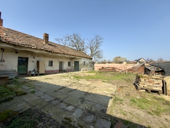 Pohled dvůr - Prodej domu 120 m², Hrabětice