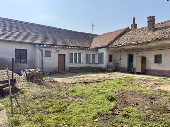 Pohled dvůr - Prodej domu 120 m², Hrabětice