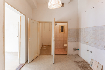 Vstup do bytu, vlevo komora, vpravo WC - Prodej bytu 2+kk v osobním vlastnictví 47 m², Praha 8 - Libeň