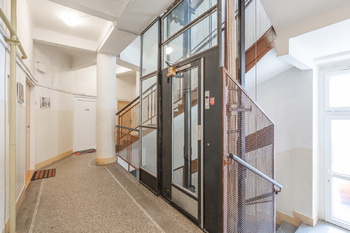 Chodba domu s výtahem - Prodej bytu 2+kk v osobním vlastnictví 47 m², Praha 8 - Libeň
