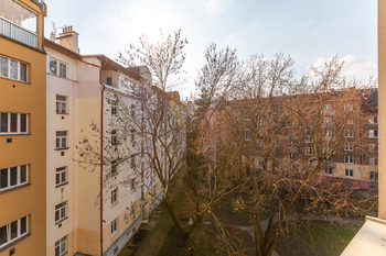 Výhled z bytu - Prodej bytu 2+kk v osobním vlastnictví 47 m², Praha 8 - Libeň
